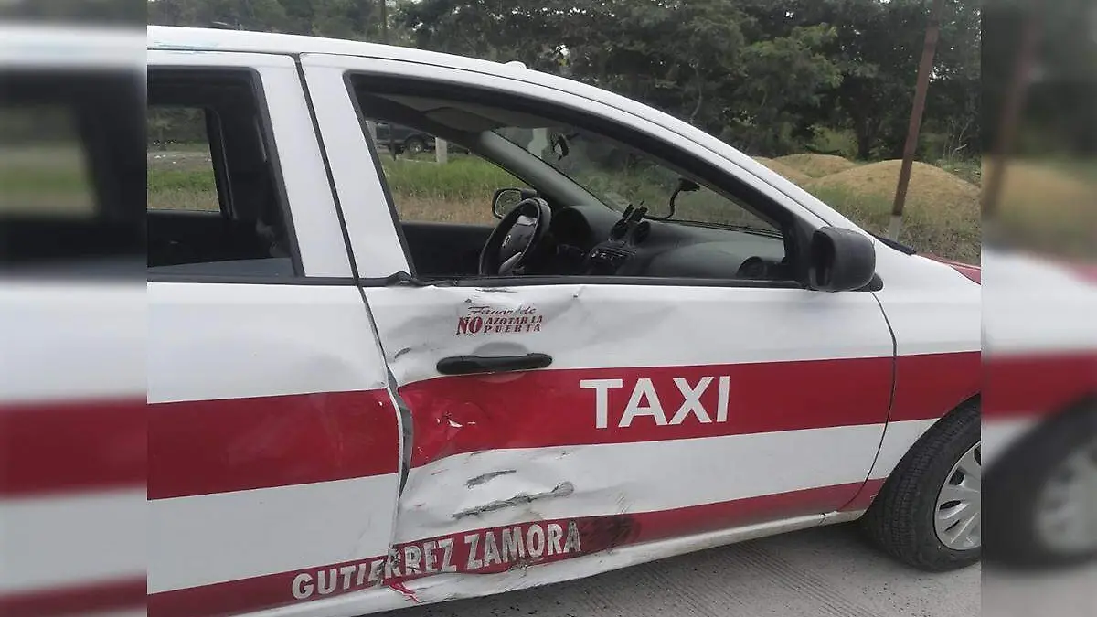 Taxi impacta contra motociclista